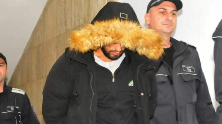 Цяла тумба брани в съда циганина Алекс, окървавил Карнобат навръх Задушница
