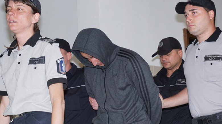Съдът намали наказанието на фена, ранил полицайка с бомбичка