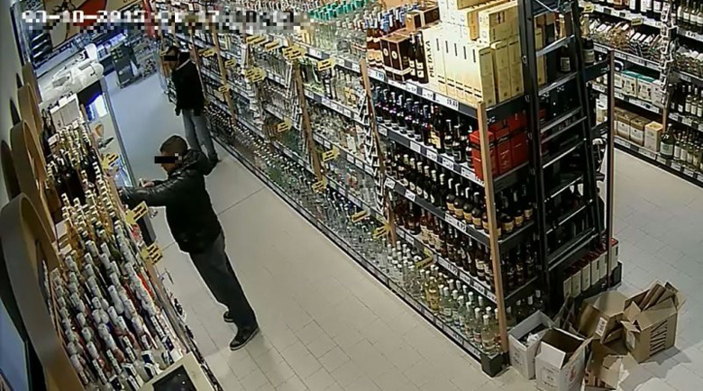 Касиерка пребърка крадец, измъкна от джоба му луканка