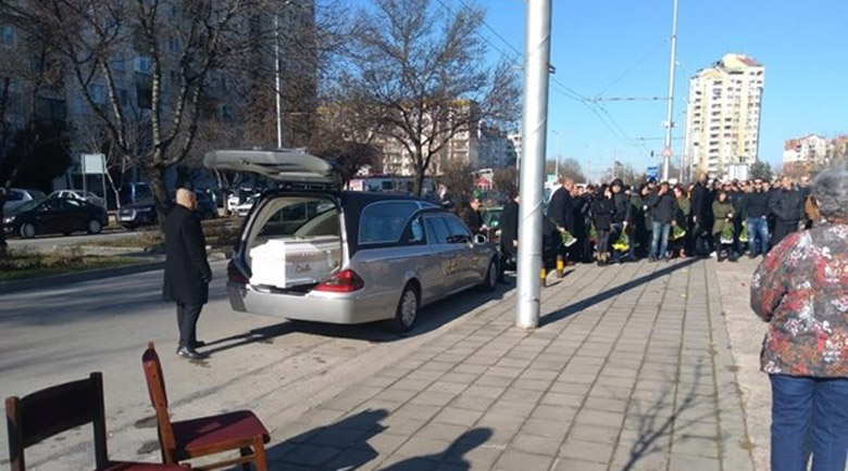 Стотици се прекланят пред убития в Солун Тоско, докараха го в бял ковчег