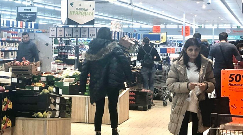 Въпреки забраната: Блъсканица в хипермаркетите, пълнят количките като за последно