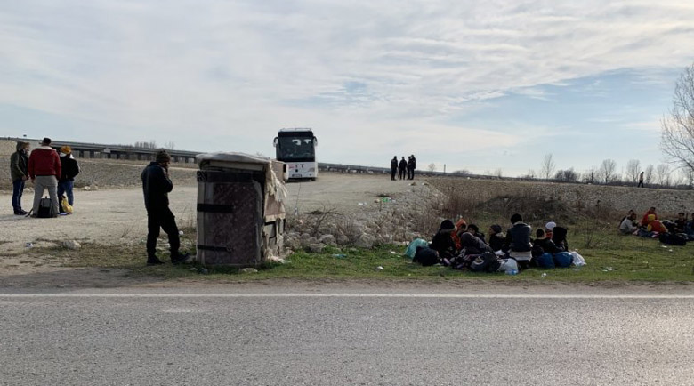 Първите бежанци вече са до Свиленград – пристигат с автобуси, микробуси и таксита