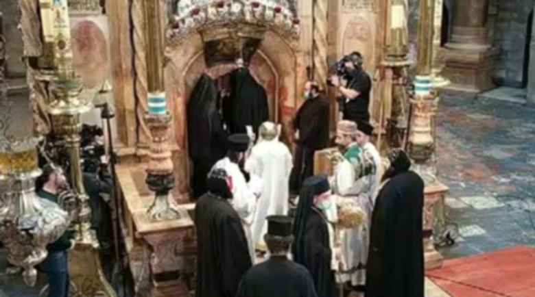 Ще оцелеем! Благодатният огън слезе на Божи гроб в Йерусалим