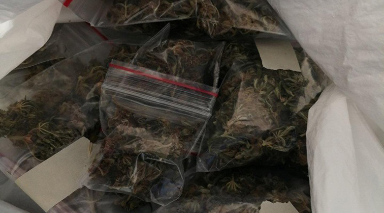 Задържаха дилър с над 10 кг трева и оръжие, в дома му откриха 100 бона