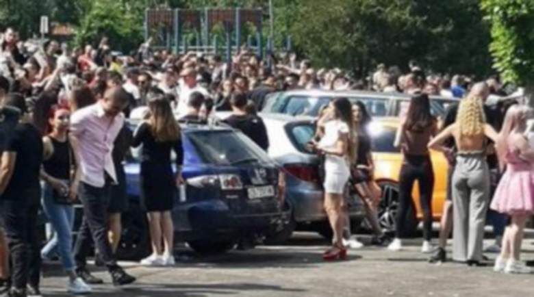 Изгонени от София, абитуриентите препълниха площада в Бистрица