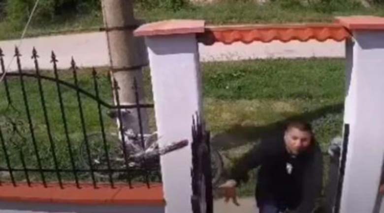 Камера засне как баща отвлича дъщеря си от дома на бившата