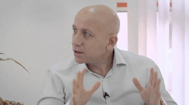 Ивайло Пенчев се разхожда след операцията, раздава карти на дарилите кръв