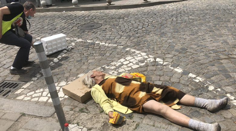 Униформени и Спешна помощ оставиха жена да лежи безпомощно на улицата