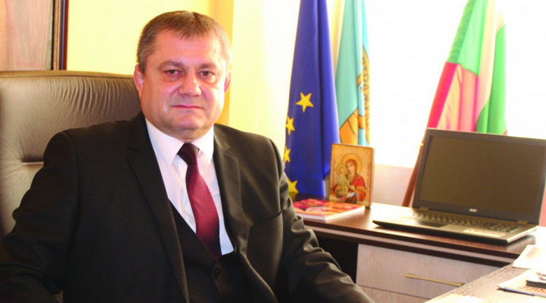 Кмет налял общински пари в хотела на брат си