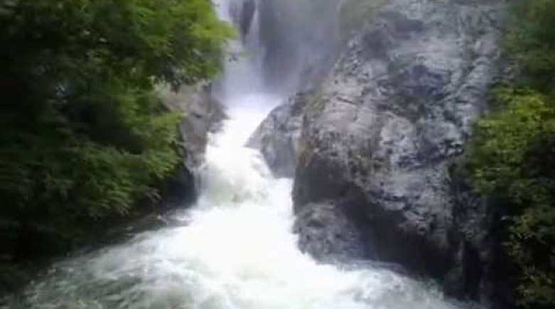 Търсят с водолази изчезналия младеж при водопада край Карлово