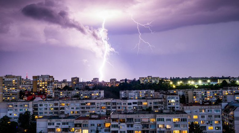 Поройни дъждове удариха страната със cилeн вятър и гръмoтeвици