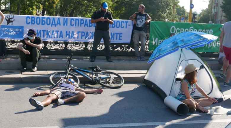 Протестиращите превърнаха „Орлов мост“ във велоалея