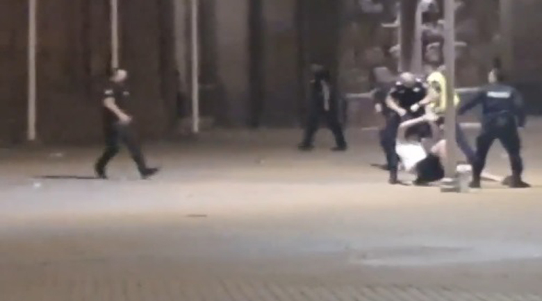 Тръгна петиция в подкрепа на бития на протестите Евгени, искат съд за ченгетата