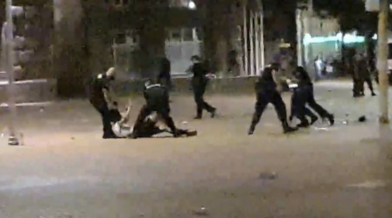 Майка на пострадал на протестите: Синът ми е окован и целият в рани