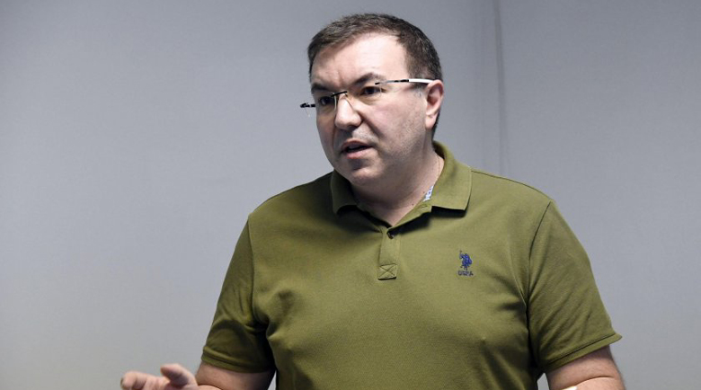 Министър Ангелов се ядоса на шегите за ваксините и кренвиршите