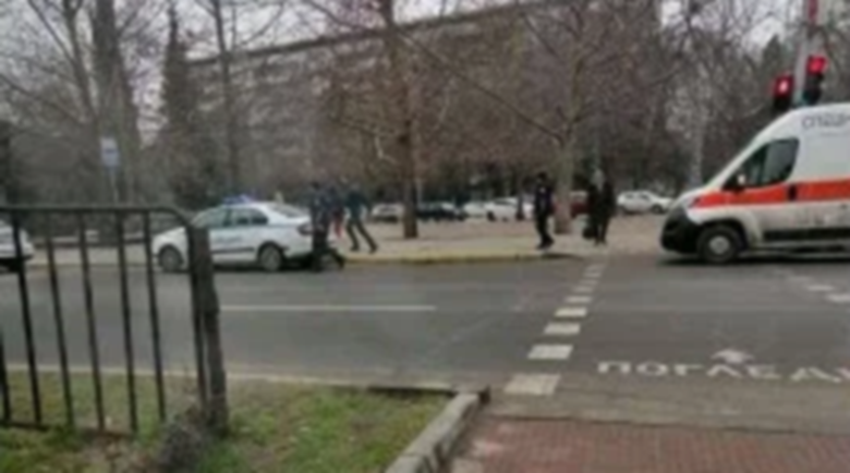 Кошмар: Пиян самоубиец скача пред колите, полицаи го отведоха