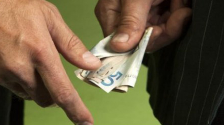 Инспектор от РЗИ отива на съд за подкупи, предупреждавал кога са проверките