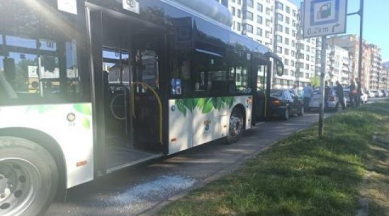 Шофьор на автобус наби спирачки и хукна да събира пари от пътя