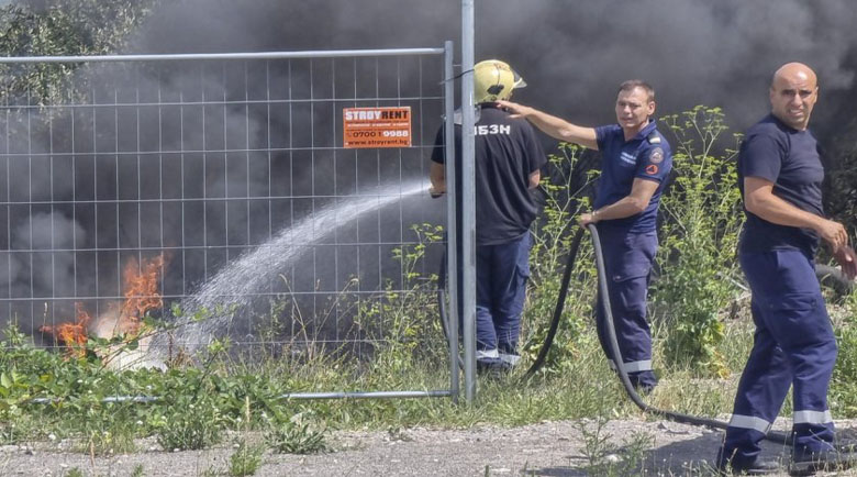 Два пожара в София, полицията и пожарната на крак