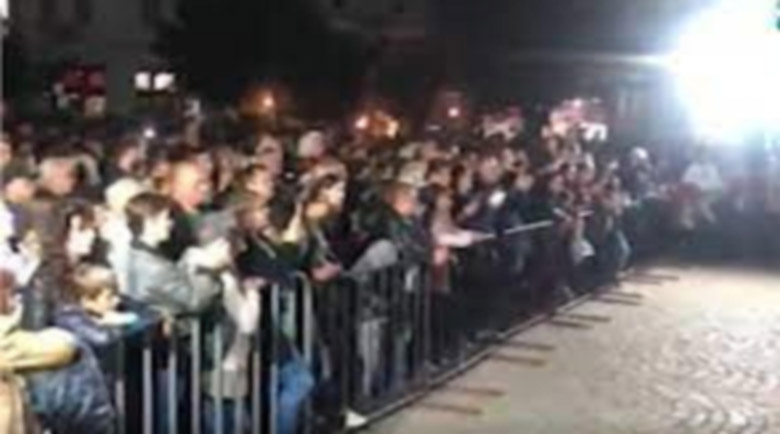 Стотици без маски и без дистанция на концерт в Берковица