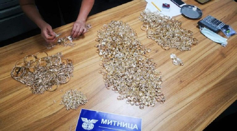 Глобиха жена, пробвала да изнесе злато за над 36 бона на летище Пловдив