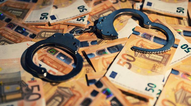 Срещу €30 000 полицаи издават паспорт на престъпници в Гърция