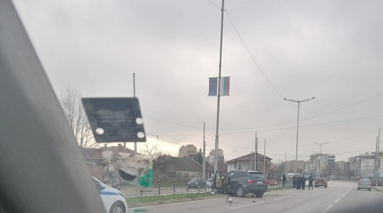 Зрелищна катастрофа във Видин: Два джипа се удариха на възлов булевард