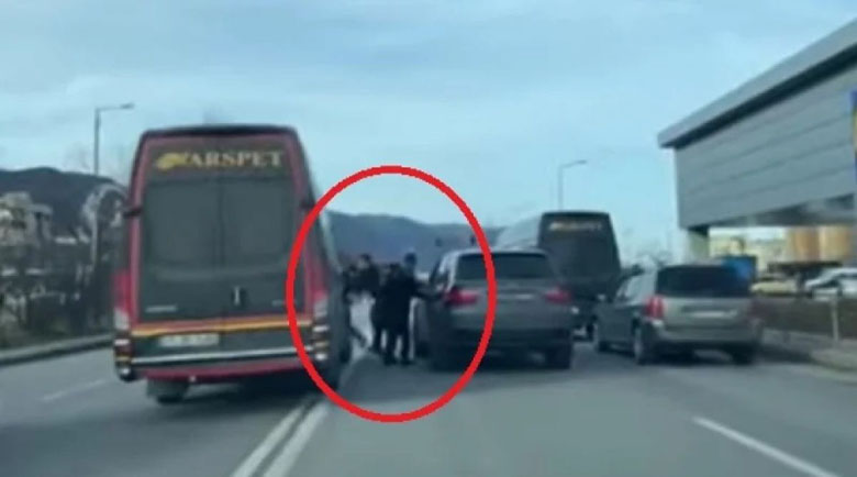 Побой между шофьори на бус и БМВ във Враца (Видео)