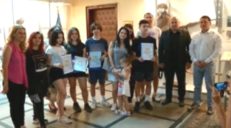 Деца откриха чанта с много пари и злато в Пловдив, върнаха ги