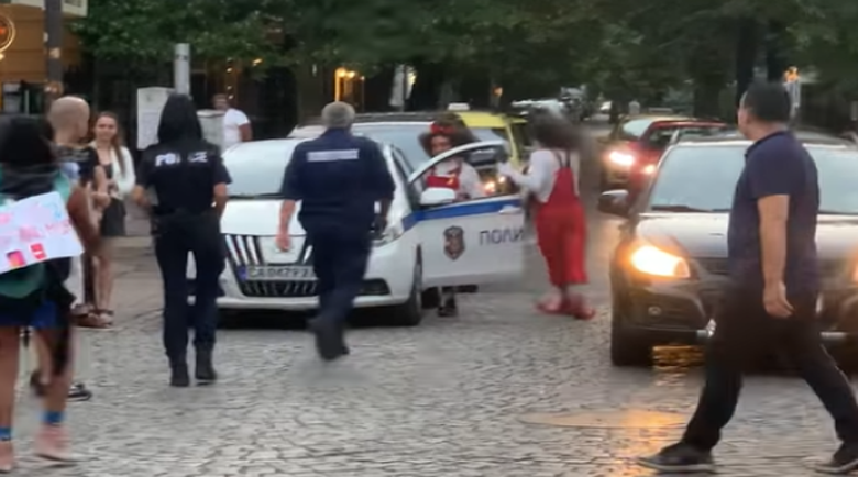 Закопчаха клоуните, които се пъхнаха в патрулката