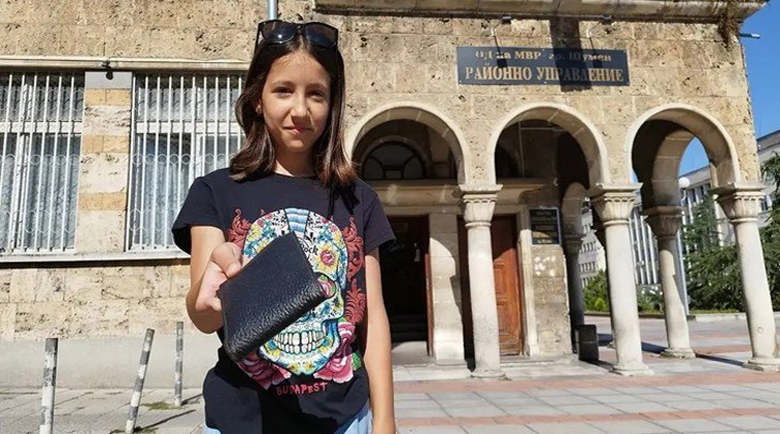 Браво! 11-годишната Рени от Шумен за втори път връща изгубено портмоне