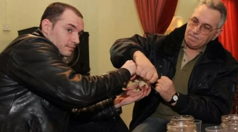 Цайкин коли двама в дискотека, докато кара отпуск от затвора