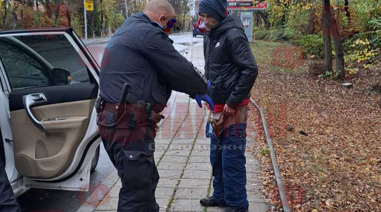 Луд мъж със свалени гащи изскача пред колите в Бургас