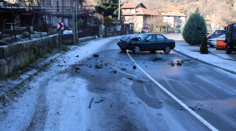 Мъж пострада при челен сблъсък между кола и джип в Рила