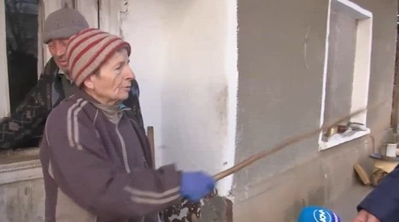 Ето я смелата баба, изгонила крадци, налагайки ги с пръчка