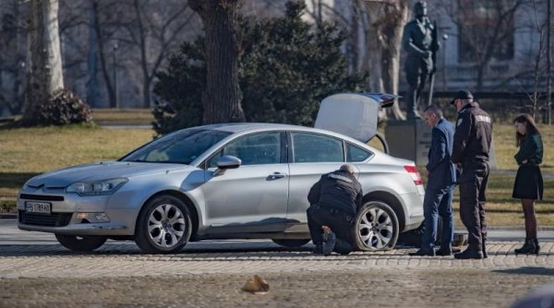 Жандармерията помогна на пловдивчанин да смени гума край Народното събрание
