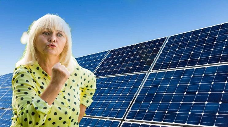 Пенсионерка помля с камъни соларни панели – миришели й