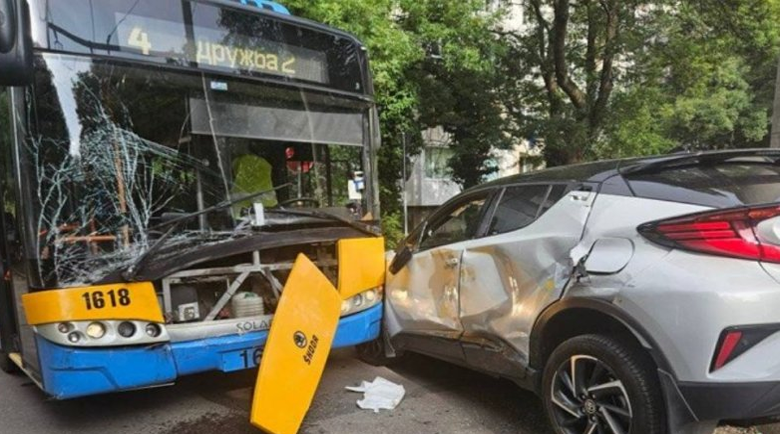 Тежка катастрофа между тролейбус и джип в София