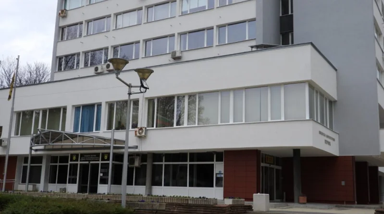 Служителка на Община Перник в паника, пуснаха палави клипчета с нея
