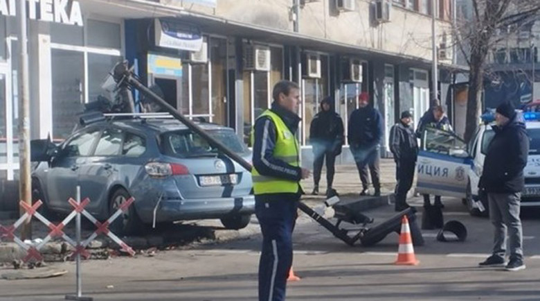 Кола отнесе светофар и влезе в аптека в Габрово