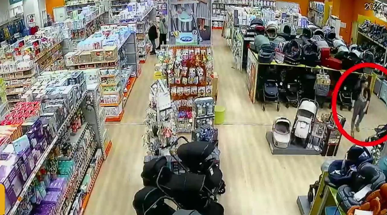 Нагла жена отмъкна скъпа детска количка от магазин в София