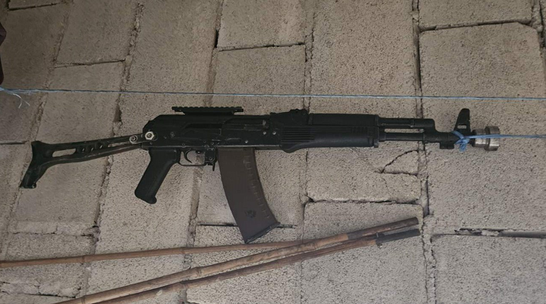 Полицаи намериха пушки и автомат в колата на мъж