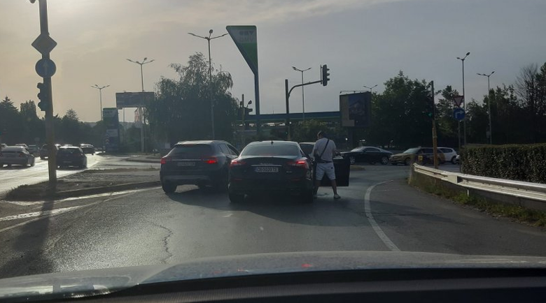 Големец! Собственик на „Мазерати“ за 150 бона се облекчи на светофар