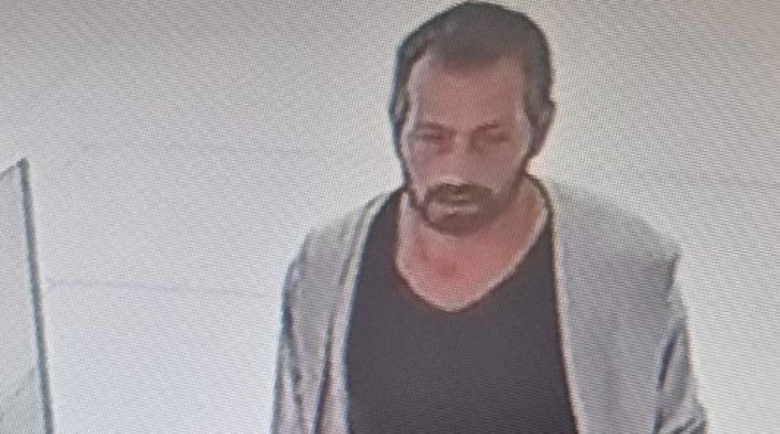 Шок за дамите: Перверзник снима жена, докато мери рокля