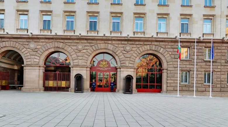 Двама чужденци счупиха бариерата пред президентството, арестуваха ги