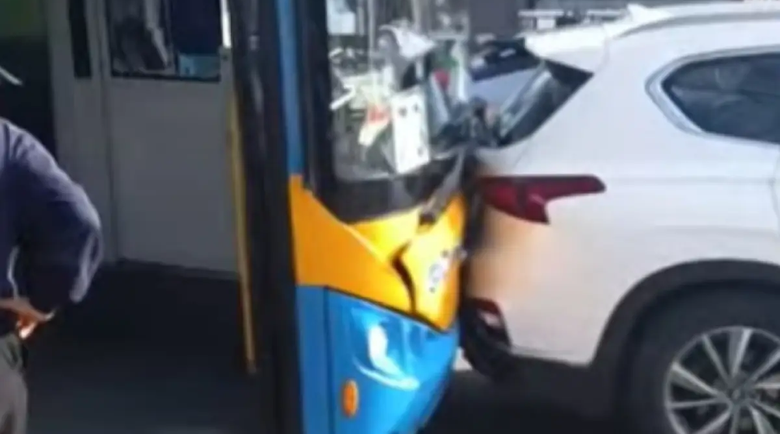 Верижна катастрофа с автобус и два автомобила в София