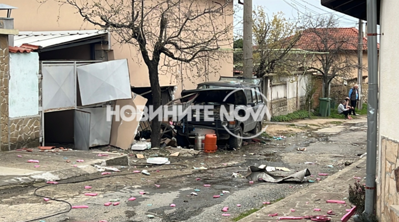 Като в Банкя: Газов котел се взриви в Старозагорско, събори стена, покрив, изгори кола