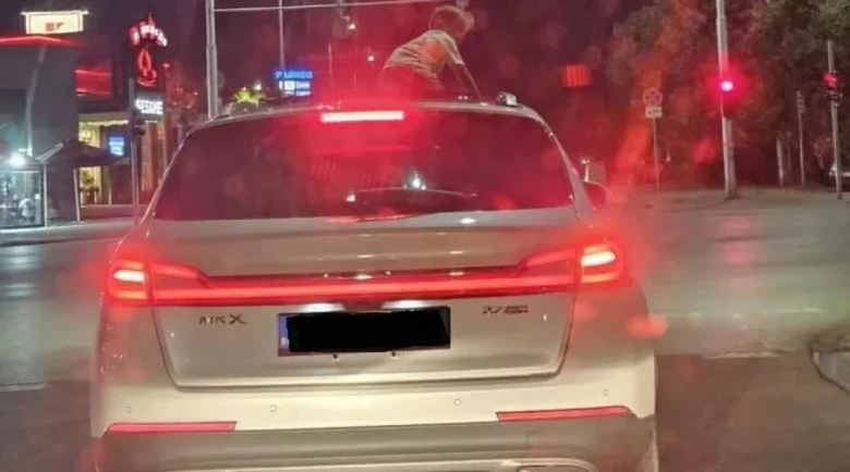 Сополанко върху тавана на джип втрещи Пловдив