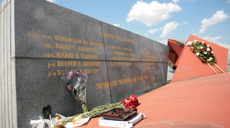 Точно преди 30 г.: 14 войници загиват в София, Карамански ли е бил мишената?