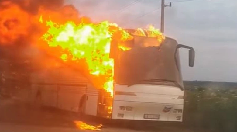 Автобус с 45 туристи се запали, затвориха пътя Варна-Бургас